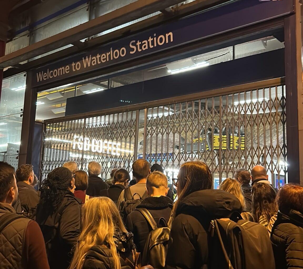 London Waterloo chaos as 'police incident' shuts lines sparking delays - London Evening Standard